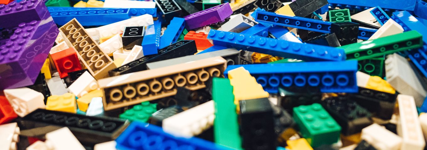 Peças de Lego Espalhadas