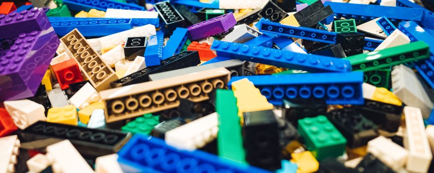 Peças de Lego Espalhadas